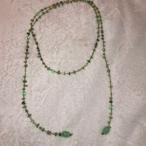 Grönt halsband  - Säljer detta långa halsband fullt med små gröna pärlor. Man kan bära de på vilket sätt som helst eftersom att de är så långt🤍
