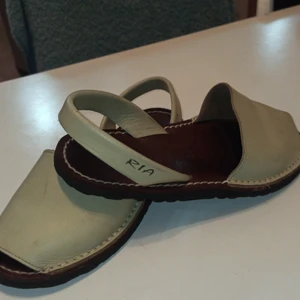 Sandaler skin - Sååå sjukt fina sandaler!!😍  (Det är fejk skin) Anledningen för att jag säljer skorna är för att dom har blivit för små. (Dom har lite repor på sig) Frakt: 45 sek.