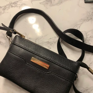 väska från gina  - fin väska axelväska från ginatricot, använd max 2 gånger.