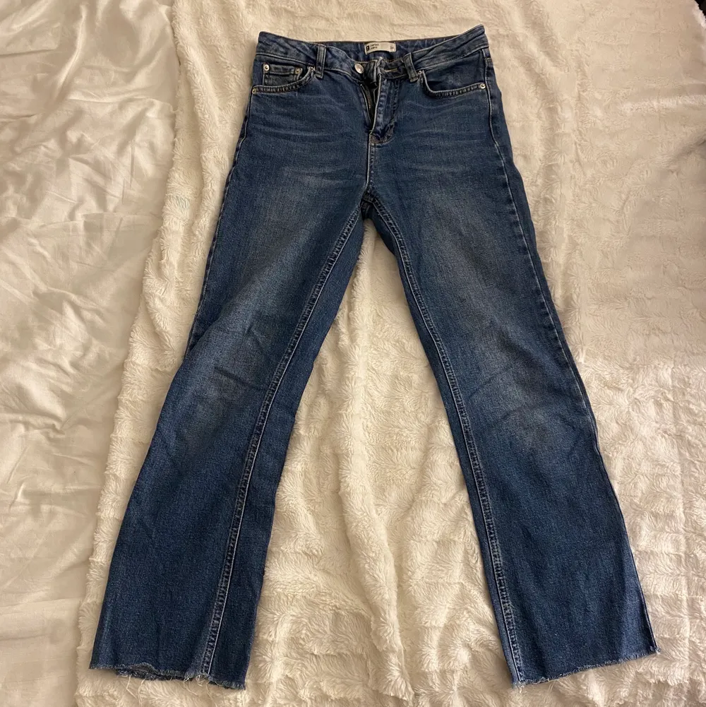 Utsvängda jeans från ginatricot i storlek 34/xs. De är i modellen Perfect Jeans. Det är lite fransigt längst ner som detalj! De sitter sjukt fint på. Säljer då dom tyvärr har blivit för små. Köparen står för frakten! Skriv gärna privat om du har några frågor!💗. Jeans & Byxor.