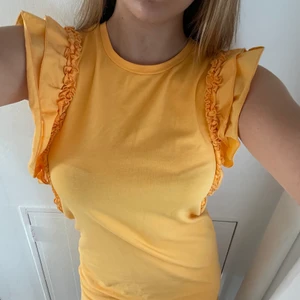 Orange klänning  - En orange klänning från Gina i storleken s. Sitter inte speciellt tajt utan är väldigt skön på ☺️