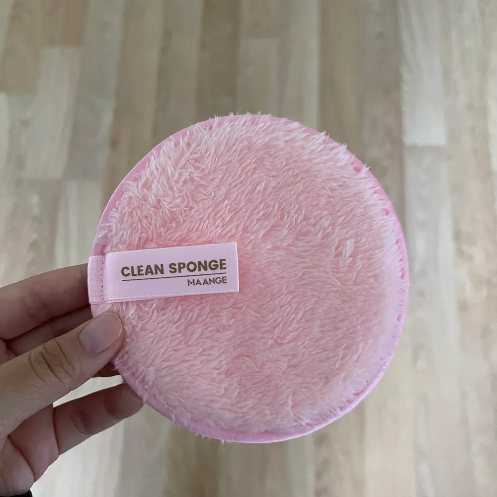 En ny clean sponge som kan användas till att ta bort smink och tvätta ansiktet med. Istället för att använda engångspads. Kan tvättas hur många gånger som helst. 10cm i diameter. Övrigt.