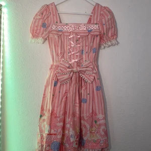 Lolita klänning  - Har använt 1 gång sen har den bara legat, går att justera bakom med snörningen💖 kan tänka mig att diskutera priset vid snabb affär💞