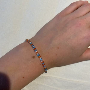 Superfint armband🧡 - Armband med elastisk tråd💙 Armband - 25kr + frakt💫 Frakten ligger på 12kr⚡️ Det går också att önska andra färger och designs!