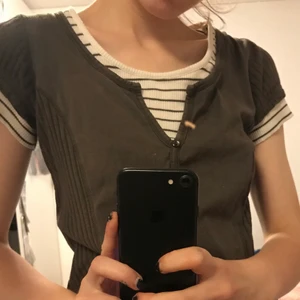 Brun topp - Jättefin brun/vit randig top från Soya!