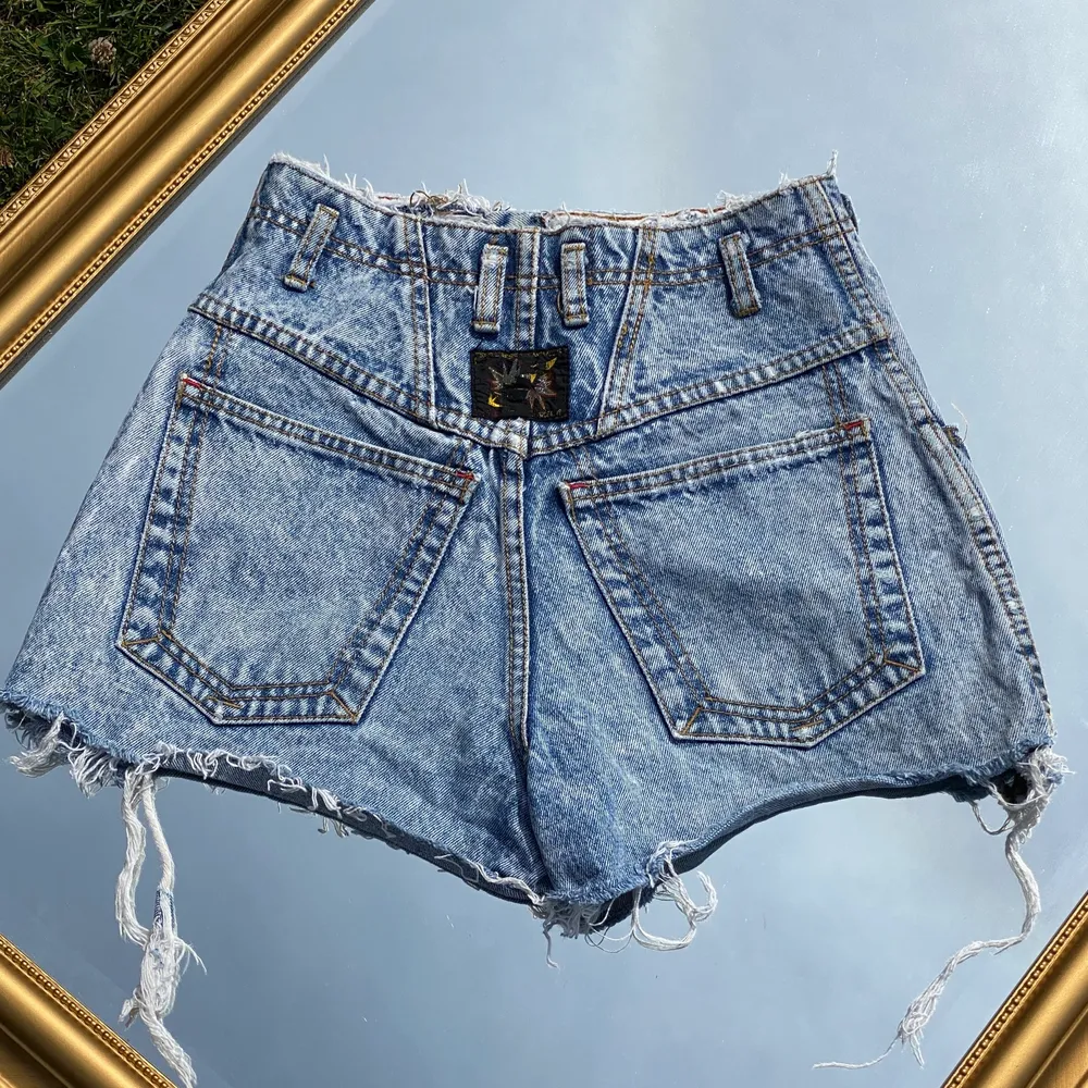 Vintage jeansshorts från beyond retro! De har så fin passform och är så ledsen över att de är för små för mig, så de letar nytt hem! Storlek XS-S. Köp flera plagg och få paketpris! 🤩. Shorts.