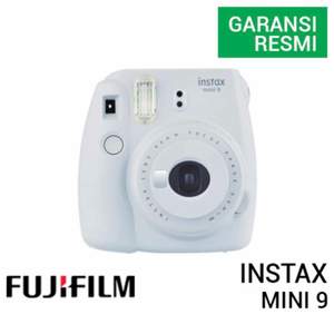 Oanvänd INSTAX polaroid kamera modell Mini 9 vit. Fick kameran i present och har inte använt! Medkommer inpacketerade batterier och linsskydd. Samt även ett band runt armen. Ordinarie pris är 928,54kr på amazon✨ Bilderna skrivs ut direkt och framkallas under några minuter:)