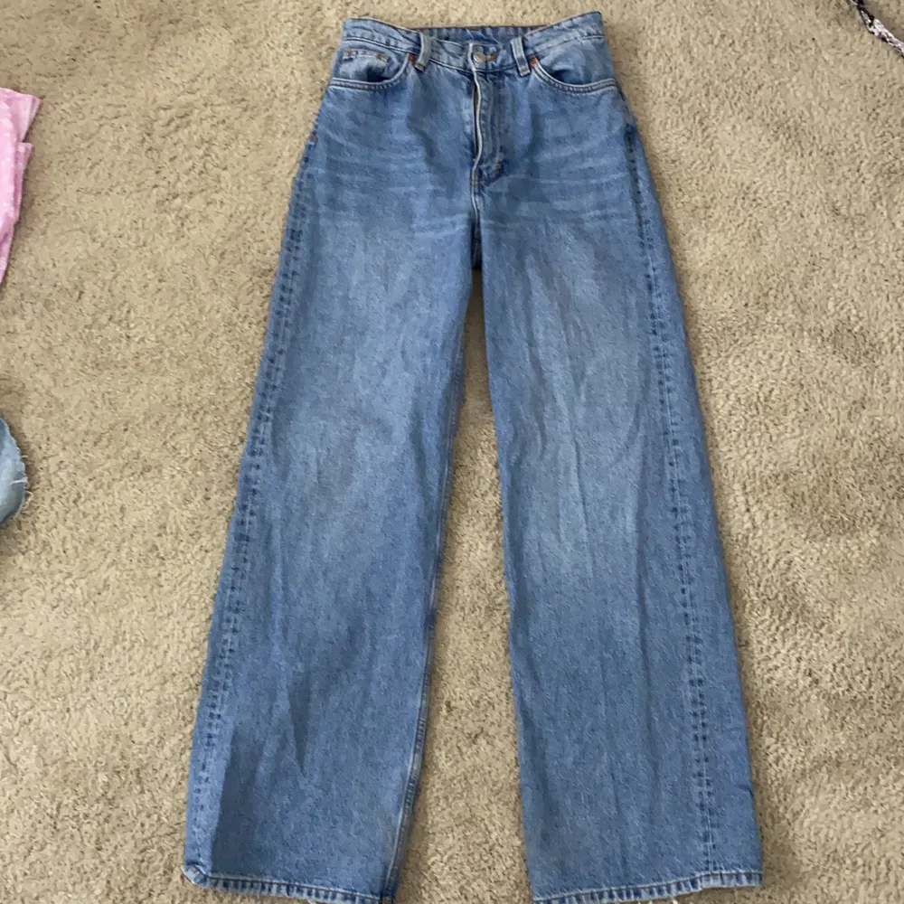Blå jeans, hög midjan, använt några gånger, frakt ingår inte i priset, lite slitna. Ny pris 400. Jeans & Byxor.