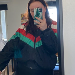 Jacka - Cool, retro jacka som är köpt secondhand! Mysigt tyg innanför så kan nästan användas som en tröja haha! Passar normalt på mig som är en XL men är nog snygg oversize också på mindre storlekar! Frakt tillkommer efter vägning eller hämtas hos mig i Umeå!