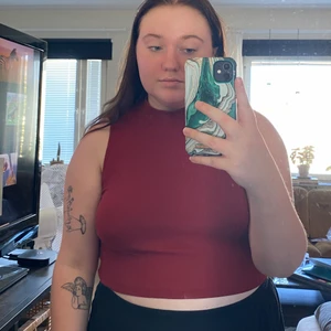 Ribbade croptops - Två ribbade croptops från H&M i storlek L! Köp en för 50 kr eller båda för 75 kr! Frakt tillkommer efter vägning eller hämtas i Umeå!