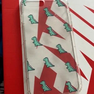 mobilskal från shein - ett mobilskal jag köpte från shein med gröna dinosaurier på. Jag gillade det mycket men efter jag köpte denna 2021 i typ Februari så har jag inte använt det så mycket eftersom jag köpte en ny mobil