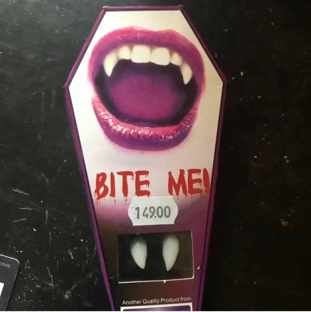 vampyr tänder som är köpta på blue fox för 150kr. limmet till tänderna ingår. aldrig använda!! <3. Accessoarer.