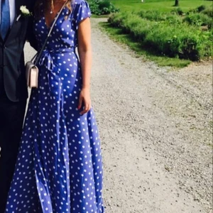 Slutsåld maxiklänning från revolve - En populär maxiklänning från revolve som ej säljs mer strl s. Orgunalpris 2000 kr.