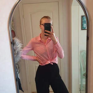 Rutig Skjorta - Rutig skjorta i rosa från Hollister i storlek s. Endast använd en gång. Nyskick. Säljer för att den inte används.