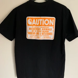 Carhartt t-stirt - Säljer min svarta carhartt t-shirt då den inte kommer till användning. Använt den 2 gånger och är därför i väldigt fint skick (som ny).