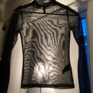 Jätte fin transparant svart tröja från HM, säljer pga för liten därav aldrig använd häller!!. Tröjan är då i nyskick.OBS!! Tröjan är väldigt svår att fånga på bild, den har ej de mönstringarna som syns på första bilden utan bara reflektionen av lampan, ser ut som bild 2💕