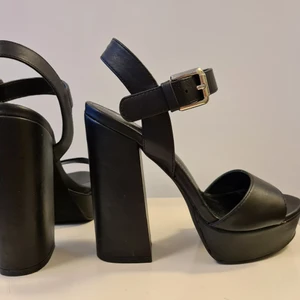 Klackskor  - Klackskor i nyskick 🖤