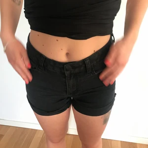 Pieces shorts - Storlek S. Färg är typ slitna svart. Använda i några år men fint skick