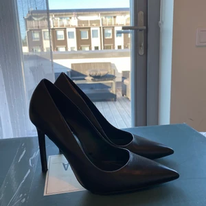 Zara shoes - Säljer dessa svarta skor från Zara, har använt dem Max 3 gånger eftersom dem är för stora för mig. Skorna är i storlek 39 och säljer dem för 150kr exklusive frakt 