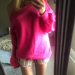 Stickad tröja - Ceriserosa stickad one shoulder tröja 