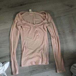 Urringad tröja - Andvänd ett antal gånger storlek xs vet ej original pris säljer billigt