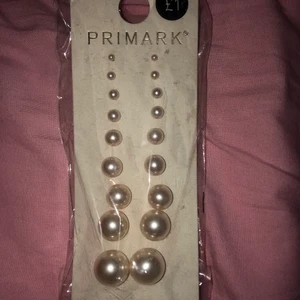 Oöppnat 9-pack örhängen  - Oöppnat 9-pack med rosa örhängen från primark, i london.