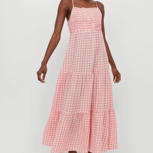 underbar långklänning! - Säljer denna populära långklänning ifrån H&M! Den är magiskt😻 Helt ny och prislapp kvar! Slutsåld i alla storlekar på hemsidan och butik! Köpt för 499kr! Buda från 200kr! Eller köp direkt för 500kr💜 storlek 38, passar även 36 då man kan knyta den där bak! 