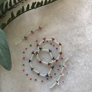 Armband - 🫐🍓🍒🍇-armband och halsband!! Armband: 20kr. Halsband: 25kr. Frakt ca 9kr!!🤍❤️🫐🍒🍓🍇💛