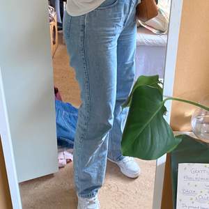 Otroligt sköna och snygga jeans från Weekday. Inköpta i våras och är i bra skick. Säljes pga trångt i garderoben.