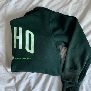 Grön hoodie - Säljer nu min gröna coola hoodie från H&M, den är i jättefint skick och passar perfekt till kjol eller jeans💚 skriv för fler bilder osv 
