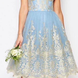 Klänning  - CHI CHI klänning st 34-36 använd bara 3 timmar. Nästan nytt