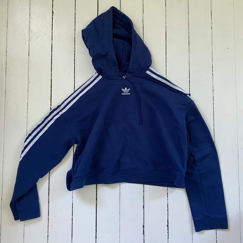 Blå croppad hoodie från adidas, kommer inte till användning längre. Hoodies.