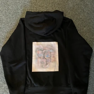 S - Ny hoodie! Egen design och egen tryckta motiv finns i storlek S. Svart hoodie med färgglad elefant!!! Finns begränsat antal!!!✨✨ 375kr+frakt