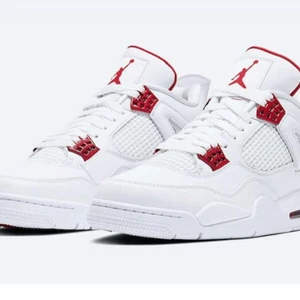 Jordan 4 metallic red - Jordan 4s metallic red i storlek 40.5. Köpte dessa i maj/juni men har endast använt ett fåtal gånger (inga creases). Liten skada på framsidan skriv för tydligare bild. Frakt betalas av köparen😄 priset går att diskutera 