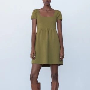 Zara Grön klänning - Moss-grön klänning från Zara! Helt oanvänd med lapparna kvar, säljer då den är lite för stor för mig💕 Lite tjockare stickat material. Nypris 359kr