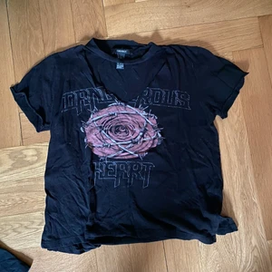 Forever 21 t-shirt  - Supercool t-shirt med inbyggd choker o ballt tryck från Forever 21! Storlek S men har ganska slapp passform! Kostade 300kr nypris men säljer för 150kr!  