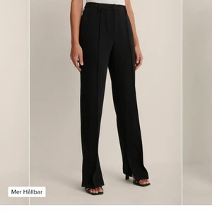 Kostymbyxor  - Säljer dessa superfina raka kostymbyxor ifrån NAKD (endast använda en gång)!! Säljer då jag redan har ett par liknande och får inte användning till båda. Köpta för 500, säljer för 300 + 70kr frakt