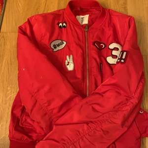 Jacka - Jättefin👍🏻 det står att den e till 12år men vet inte om det e sant men a Så rekommenderar om din dotter eller din pojkvän  e max 8