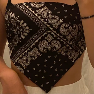 Pretty Shein linne strl XXS-L - Lite töjbar, det spelar ingen roll vilken storlek man behöver för man väljer själv hur tajt man kan knyta den och den är jätte fin svart vit linne utan snörren, aldrig använt, den är xs men xxs funkar och L funkar med den kommer vara väldigt kort för L men perfekt för xxs-s. Passar till många underdelar.