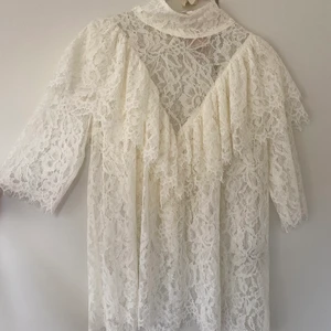 Spetsblus H&M - Blus i spets från H&M💞 Helt oanvänd, bara testad! Halvt genomskinlig men lite extra tyg på V-delarna där fram och bak.