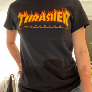 Svart Trasher T-Shirt - Svart Trasher T-shirt i manmodell storlek S, vilket gör att de även passar mig som är mestadels en M. Väldigt bra skick då den knappt kommit till användning. Köpt på en skate-butik i Berlin💗🛹