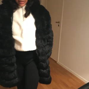 Faux fur jacka  - Jacka i faux fur från americandreams. Nypris 2000kr 