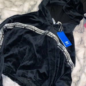 Adidas hoodie  - En kort adidas hoddie som jag aldrig har använt. Prislappen kvar. Stl 34