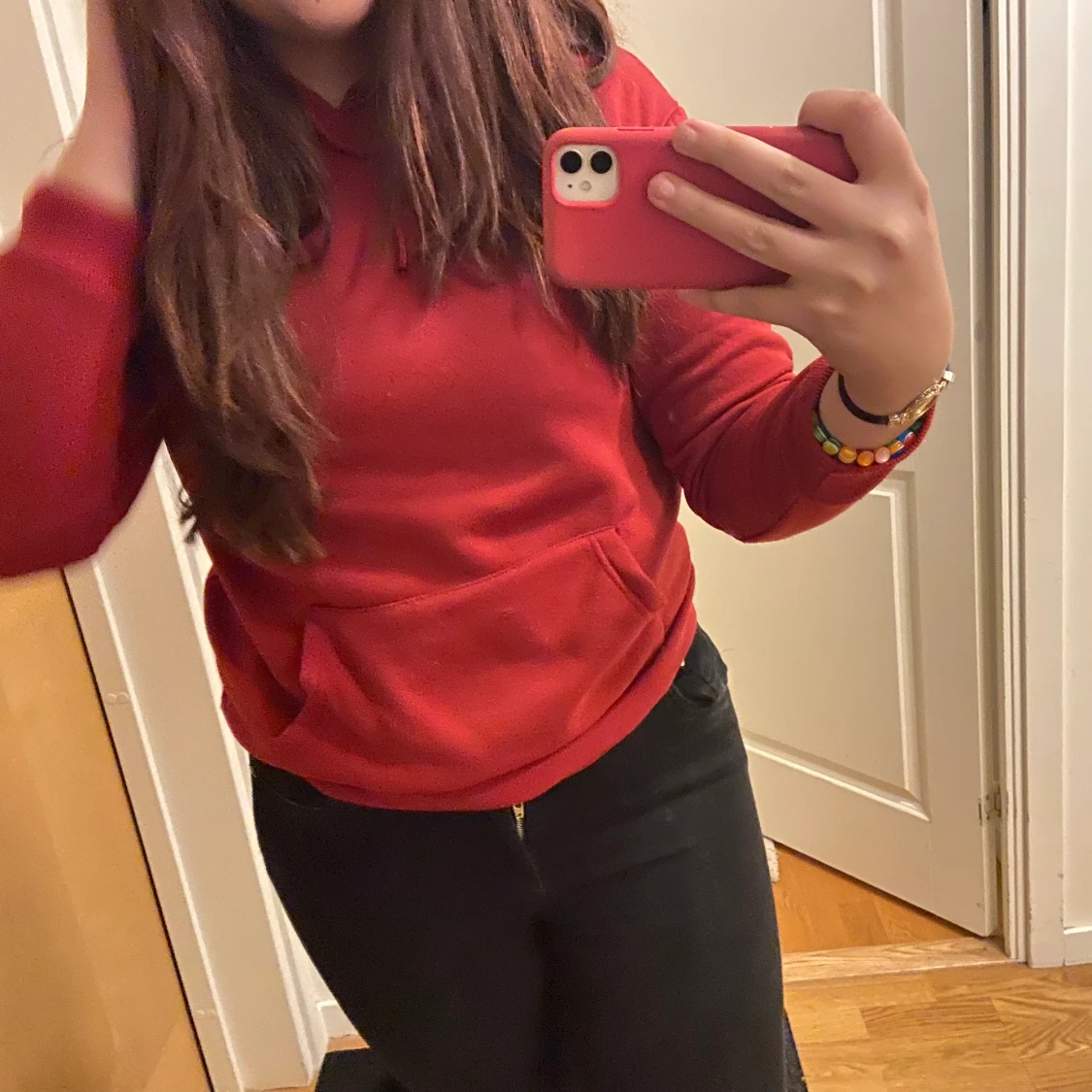 En röd hoodie med Luva och fick 