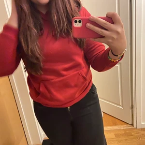 En röd hoodie med Luva och fick  - En fin röd hoodie som inte jag har använt alls köpt från shein storlek m men passar även till s köpte den för 100 och säljer den för 75 kr ingen retur tbx ❤️