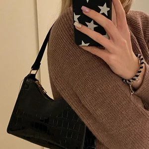 Svart väska  - Säljer denna svarta väska som inte kommer till användning löngre. Superbra skick då den knappt är använd. Köparen står för frakten. 