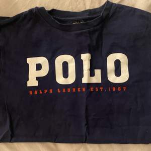 Säljer denna polo Ralph Lauren T-shirten! Den är knappt använd! Storlek 14-16 år (herr) men skulle säga att den är som en Xs!