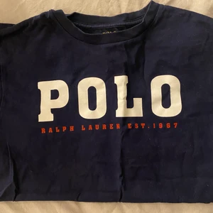 Polo tröja - Säljer denna polo Ralph Lauren T-shirten! Den är knappt använd! Storlek 14-16 år (herr) men skulle säga att den är som en Xs!