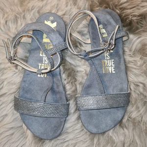 Xti sandaler, gråa med fake diamanter på - Använt fåtal gånger, endast väldigt lite av texten som har nötts ut. Har haft dem ungefär 3-4 år men för det mesta bara legat i garderoben, så nu var det dax att ta förväll 