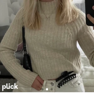 Stickad beige tröja! - Säljer tröjan pågrund av att den inte kommer till användning! Första bilden är lånad! Super fint skick + köparen står för frakten 